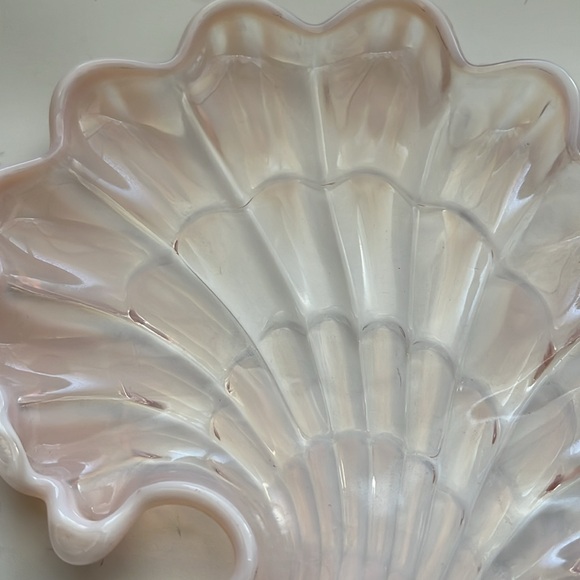 Duncan & Miller Sanibel Pink Opalescent Shell Shaped Dish - Picture 7 of 8
